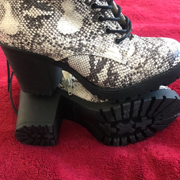 NWOT ladies ‘faux snakeskin’ combat style boots - Picture 5 of 5